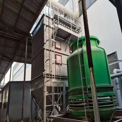 Collecteur de poussière de 800 kg sur le dessus d'un grand silo dans une usine de ciment
