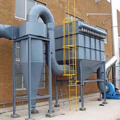 Collecteur de poussière de 800 kg sur le dessus d'un grand silo dans une usine de ciment