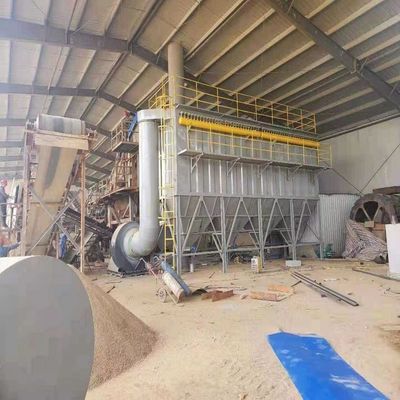 Collecteur de poussière de 800 kg sur le dessus d'un grand silo dans une usine de ciment